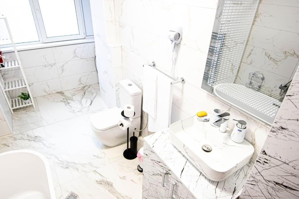 Ultra Central Luxury 3Br 2Bath Apt & Amazing Views Bukarest Eksteriør billede