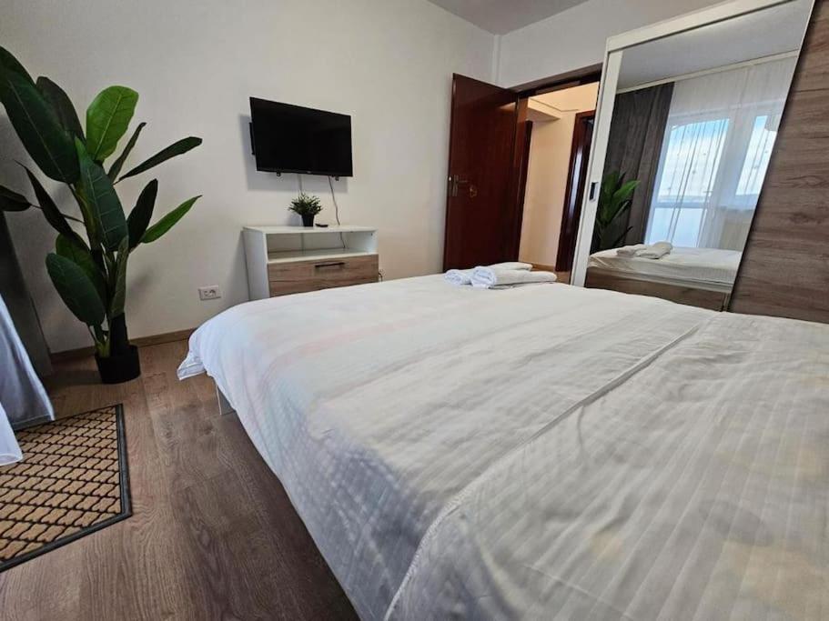 Ultra Central Luxury 3Br 2Bath Apt & Amazing Views Bukarest Eksteriør billede