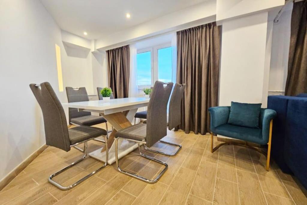 Ultra Central Luxury 3Br 2Bath Apt & Amazing Views Bukarest Eksteriør billede