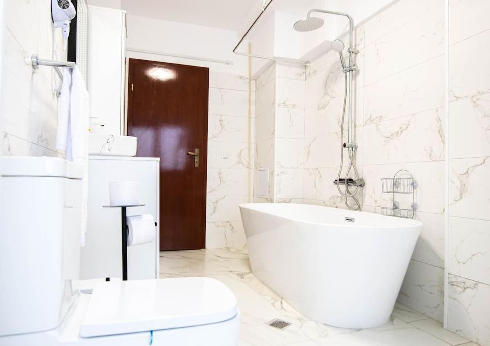 Ultra Central Luxury 3Br 2Bath Apt & Amazing Views Bukarest Eksteriør billede